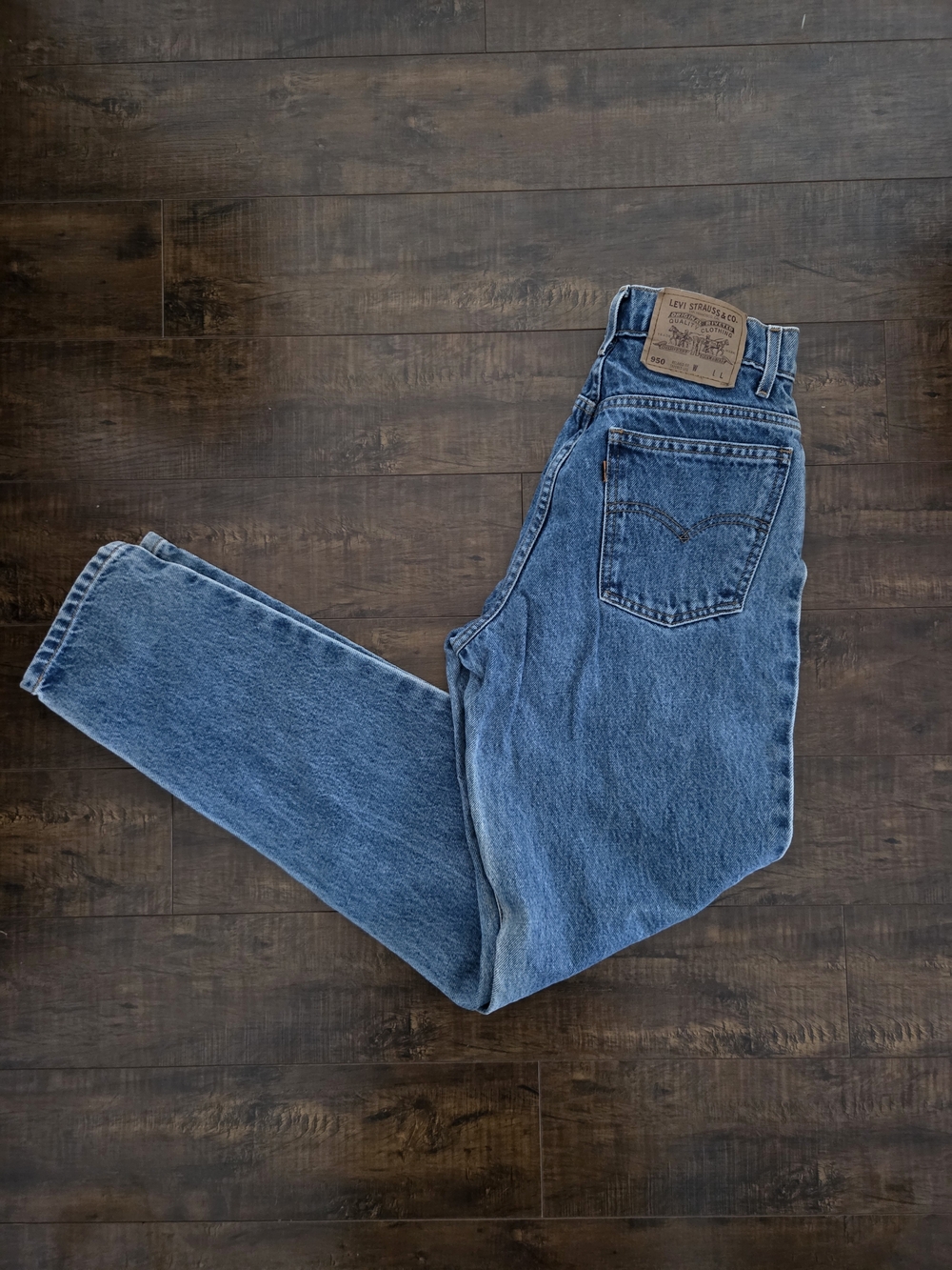 Vintage Levi's Women's Medium Blue Relaxed Fit Tapered Leg Denim Jeans Size 9
